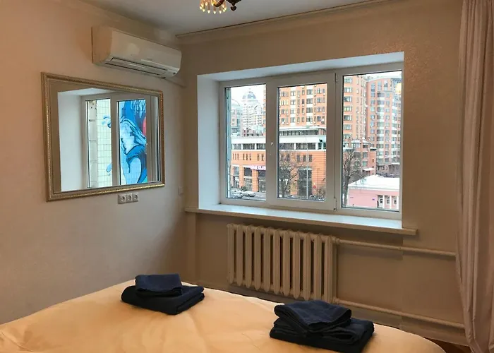 Sunny Apartment Overlooking The Royal Village