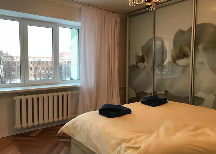 Sunny Apartment Overlooking The Royal Village