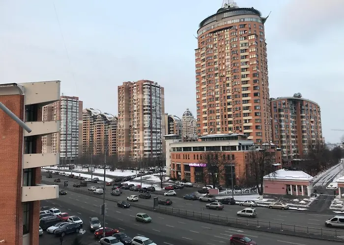 Sunny Apartment Overlooking The Royal Village